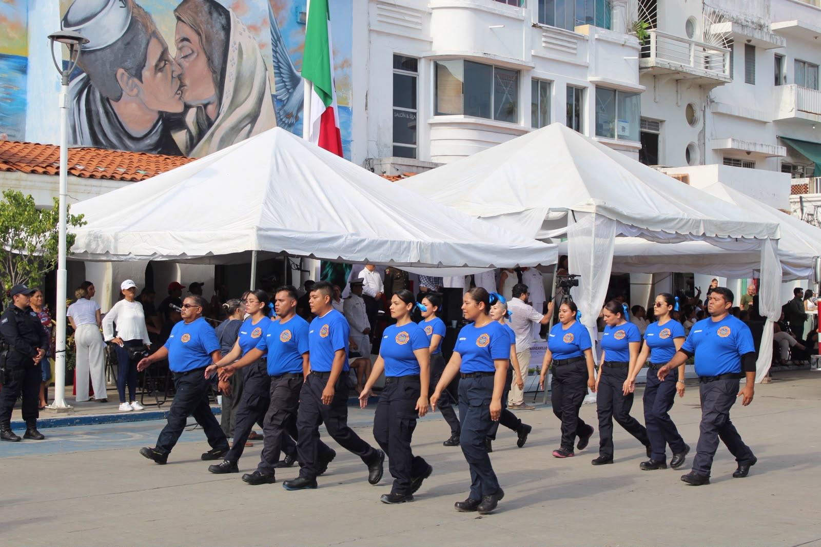 Contingente de la Academia de Formación Bomberil frente al presídium