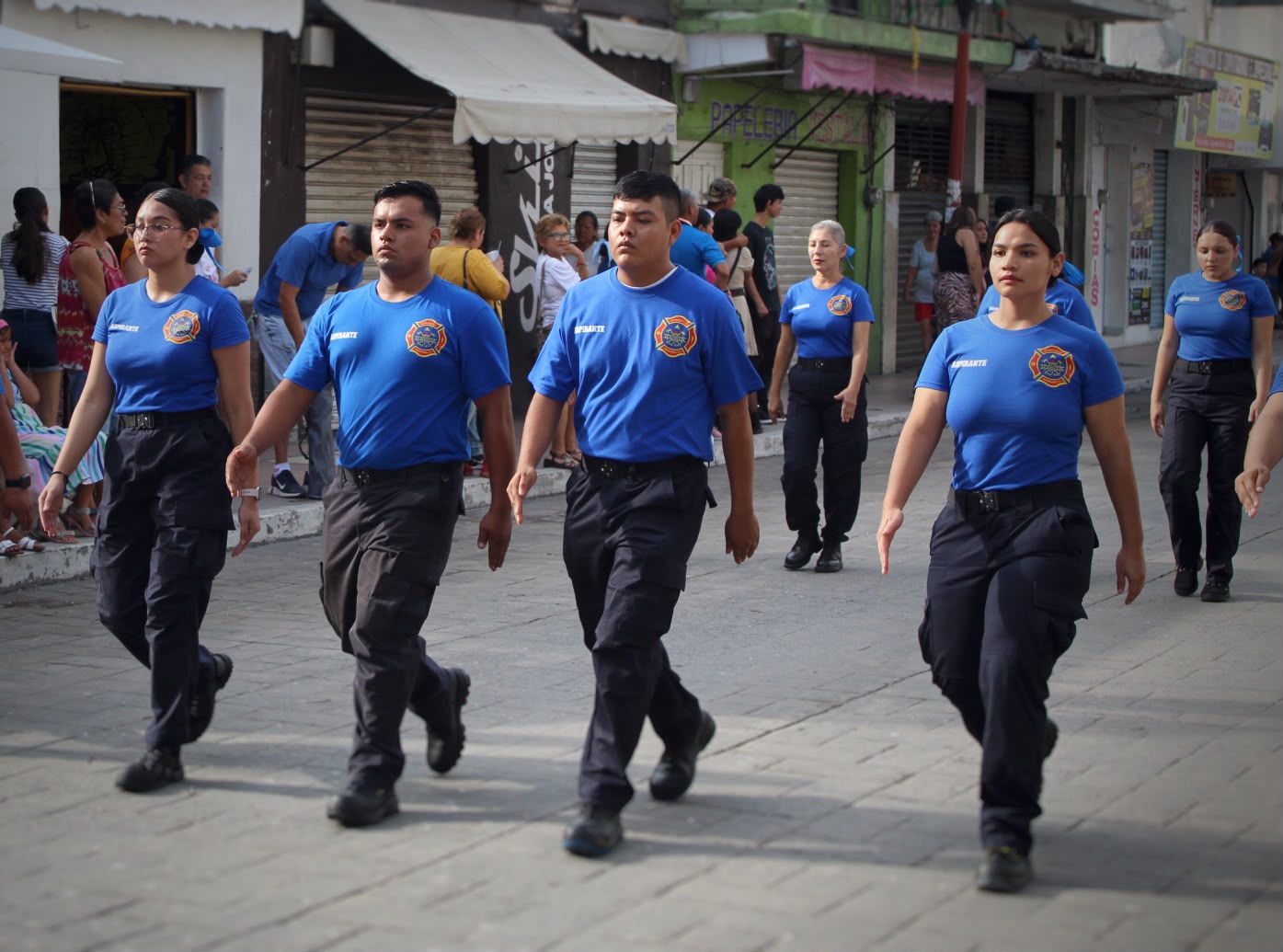 Aspirantes de la Academia de Formación Bomberil marchando por el centro de Manzanillo