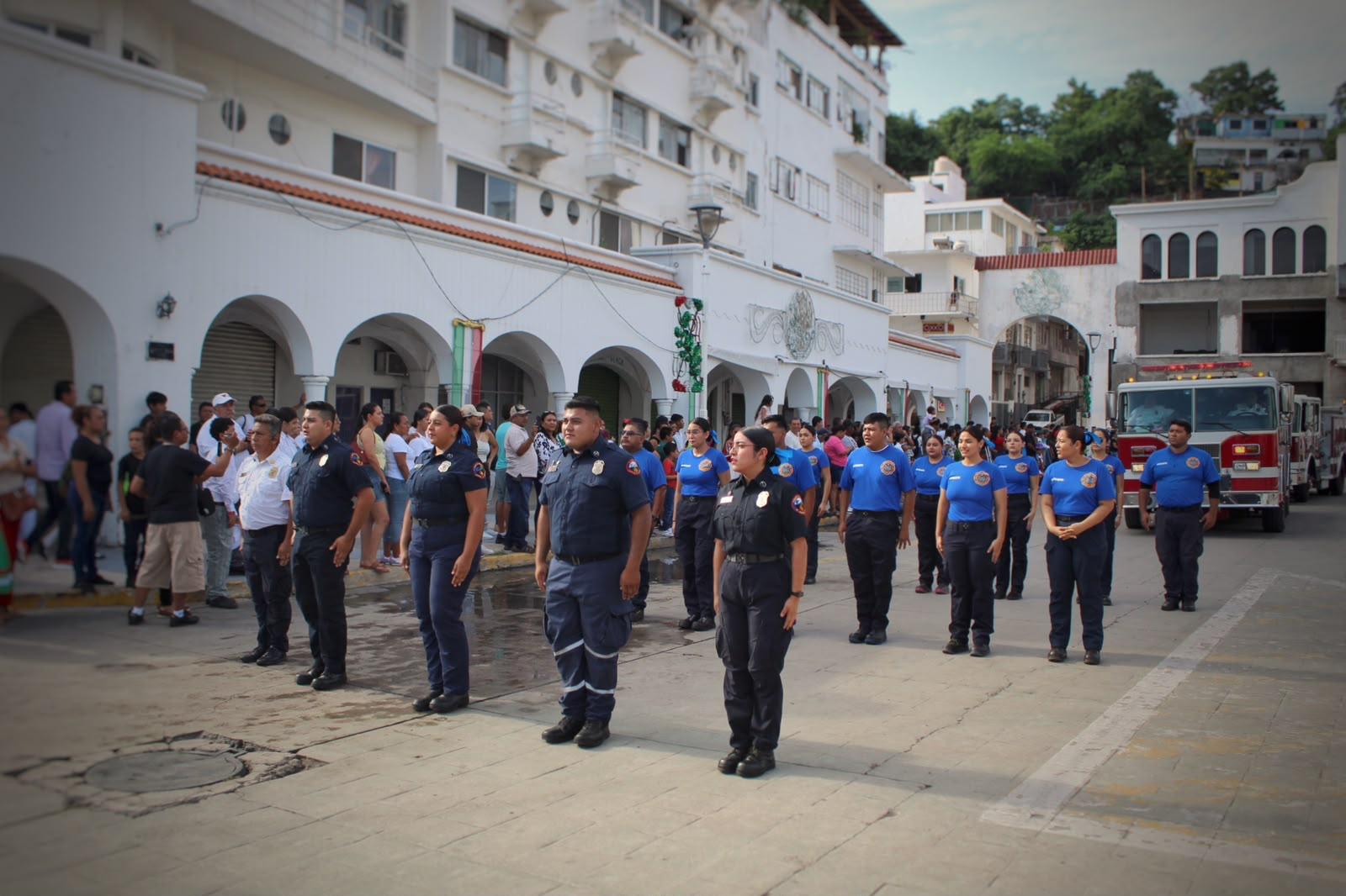 Contingente de Bomberos Voluntarios de Manzanillo formado antes de iniciar el desfile